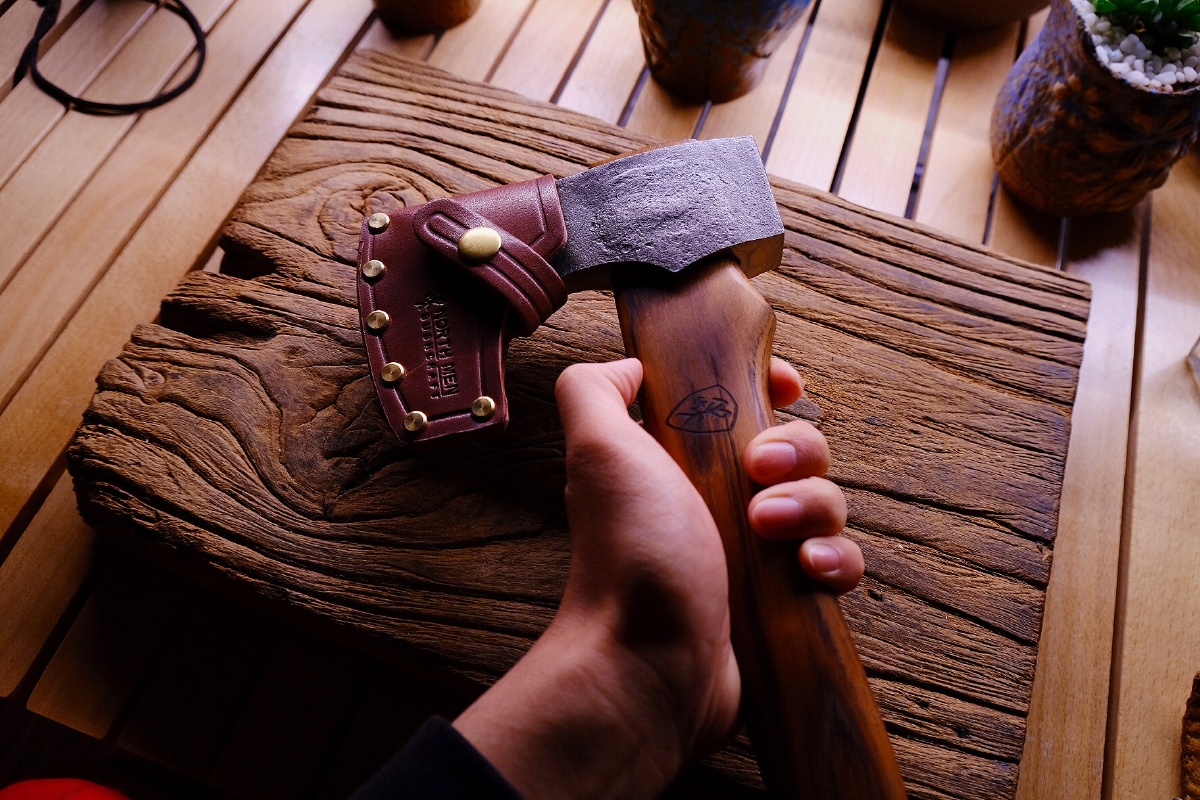 alorq730989's tweet photo. Hey guys, check out my new axe! It's super cool—today I showed off my awesome yatangchui at the outdoor survival event! https://t.co/RH8sTrcyFC