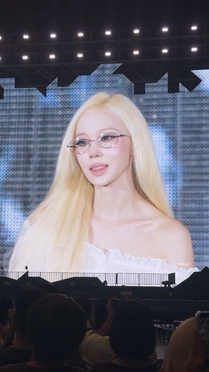 captainminjeong's tweet photo. category is: visual goddess on the big screen https://t.co/rveYgnuZYL
