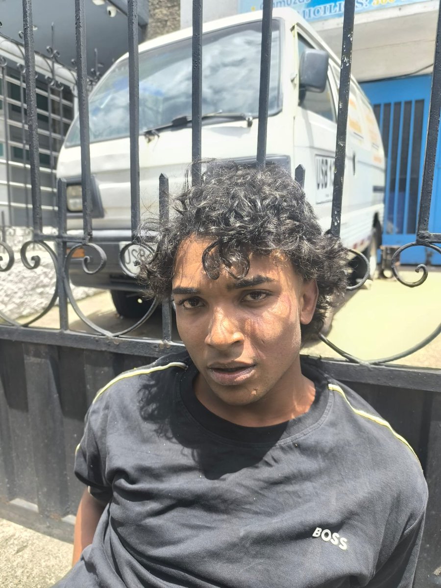 ColombiaOscura's tweet photo. #VALIENTE. Atraco perpetrado en sector Sta Bárbara, norte de Bogotá, dejó a una mujer herida en una pierna y a un niño de 10 años afectado, luego de que la víctima y trabajadores de una obra cercana lograran retener al ladrón que se movilizaba en una motocicleta al parecer robada https://t.co/5k5eakQ97L