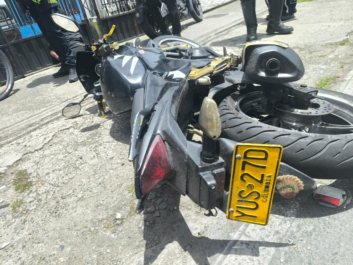 ColombiaOscura's tweet photo. #VALIENTE. Atraco perpetrado en sector Sta Bárbara, norte de Bogotá, dejó a una mujer herida en una pierna y a un niño de 10 años afectado, luego de que la víctima y trabajadores de una obra cercana lograran retener al ladrón que se movilizaba en una motocicleta al parecer robada https://t.co/5k5eakQ97L