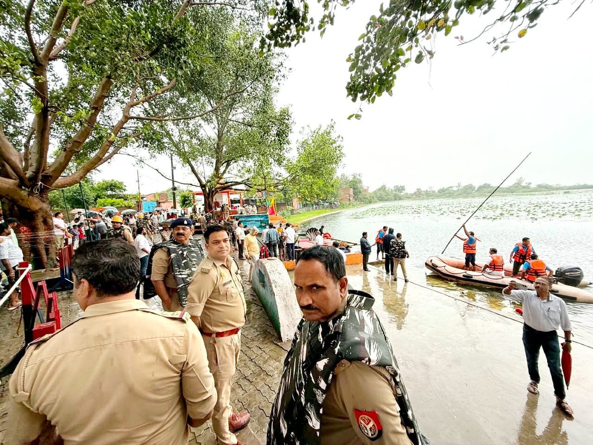 HindustanNewsEx's tweet photo. https://t.co/GVJ3wTLfZb. अपर पुलिस अधीक्षक द्वारा कंस मेला के जुलूस का निरीक्षण किया गया.
#ssphamirpur #chirkut
#UttarPradeshNews #up #UPNews #UttarPradesh #mahobanews #mahoba #hamirpurup #UPNews #rath #hamirpur #UttarPradesh #maudha #sumerpur https://t.co/n1M1lNL9sA