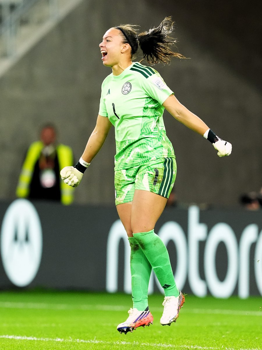 fifaworldcup_es's tweet photo. Haciendo historia, Luisa.🧤🇨🇴

#U20WWC https://t.co/t65c3fmG8B