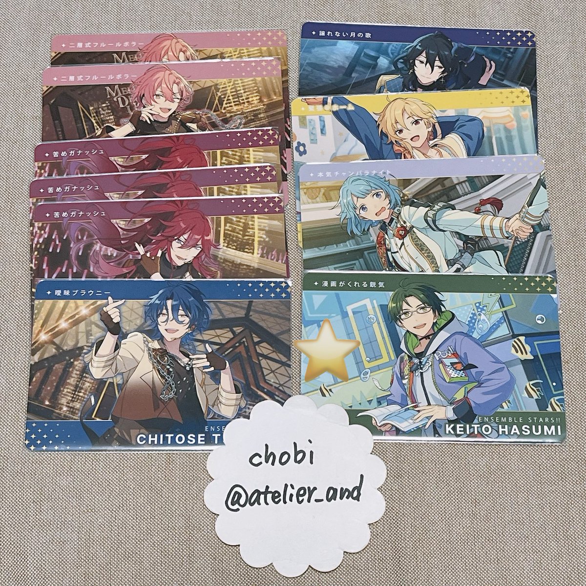 atelier_and's tweet photo. 【交換】あんスタ　カードダス

譲》
画像1〜3
(弓弦北斗真緒真鉄虎千秋翠燐音ニキHiMERUこはく零敬人創なずなチトセ望見舞珠司つむぎ宙カンナライカ)

求》
R薫,凪砂＞マヨイ(ジュン,千秋,ニキ)

■郵送交換
■Nのみ譲渡可
■詳細は画像4枚目

※一部お声がけ中

お気軽にお声掛けください https://t.co/Y94GmAOzSS