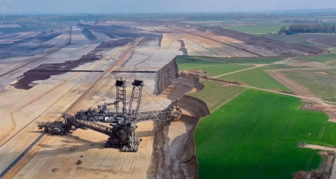 TheDisproof's tweet photo. A sure sign of a fossil fuel lobby group linked account is when they claim wind turbines damage the countryside while ignoring that fossil fuels absolutely annihilate it. https://t.co/55kwJpLQsA