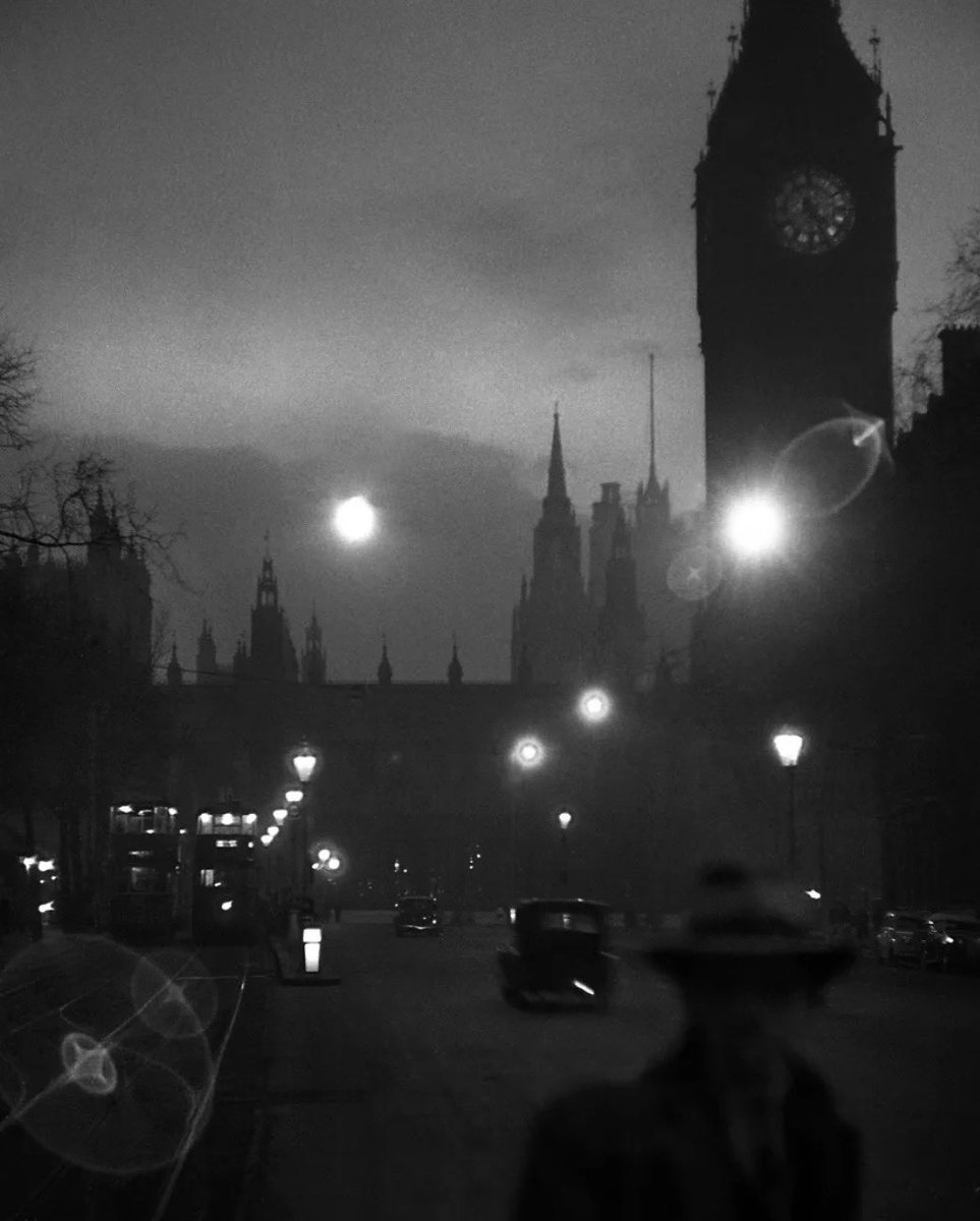 Joshuacagose's tweet photo. La noche…

📸 René Groebli

Londres (1949) https://t.co/0gI2XShnUQ