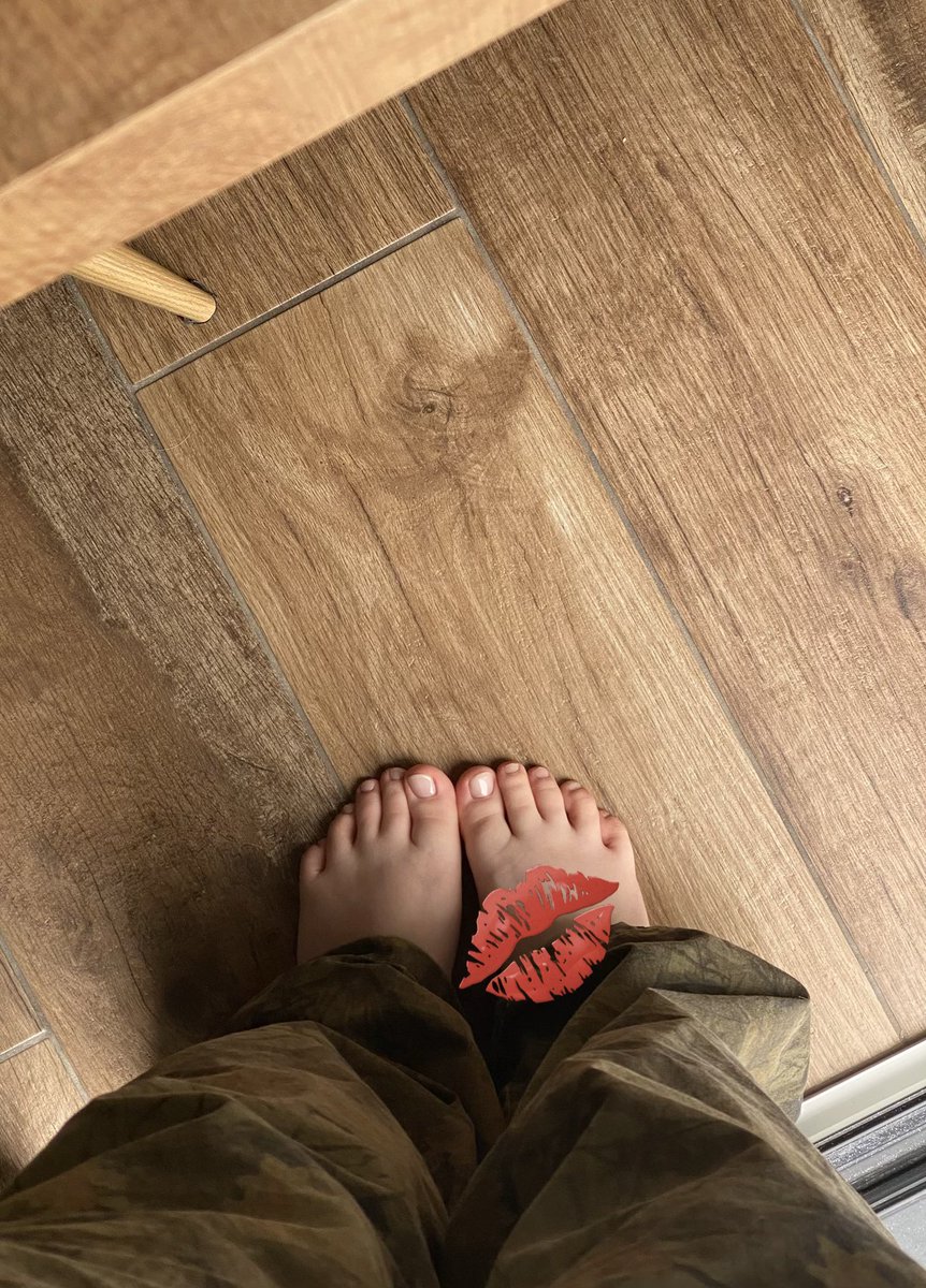 caattwomenn's tweet photo. Petite pédicure de faite cette aprèm-midi 🥹 
#findom #soumis #feet #capricieuse 
#moneyslave #moneymiss https://t.co/ABHa8fpuWV