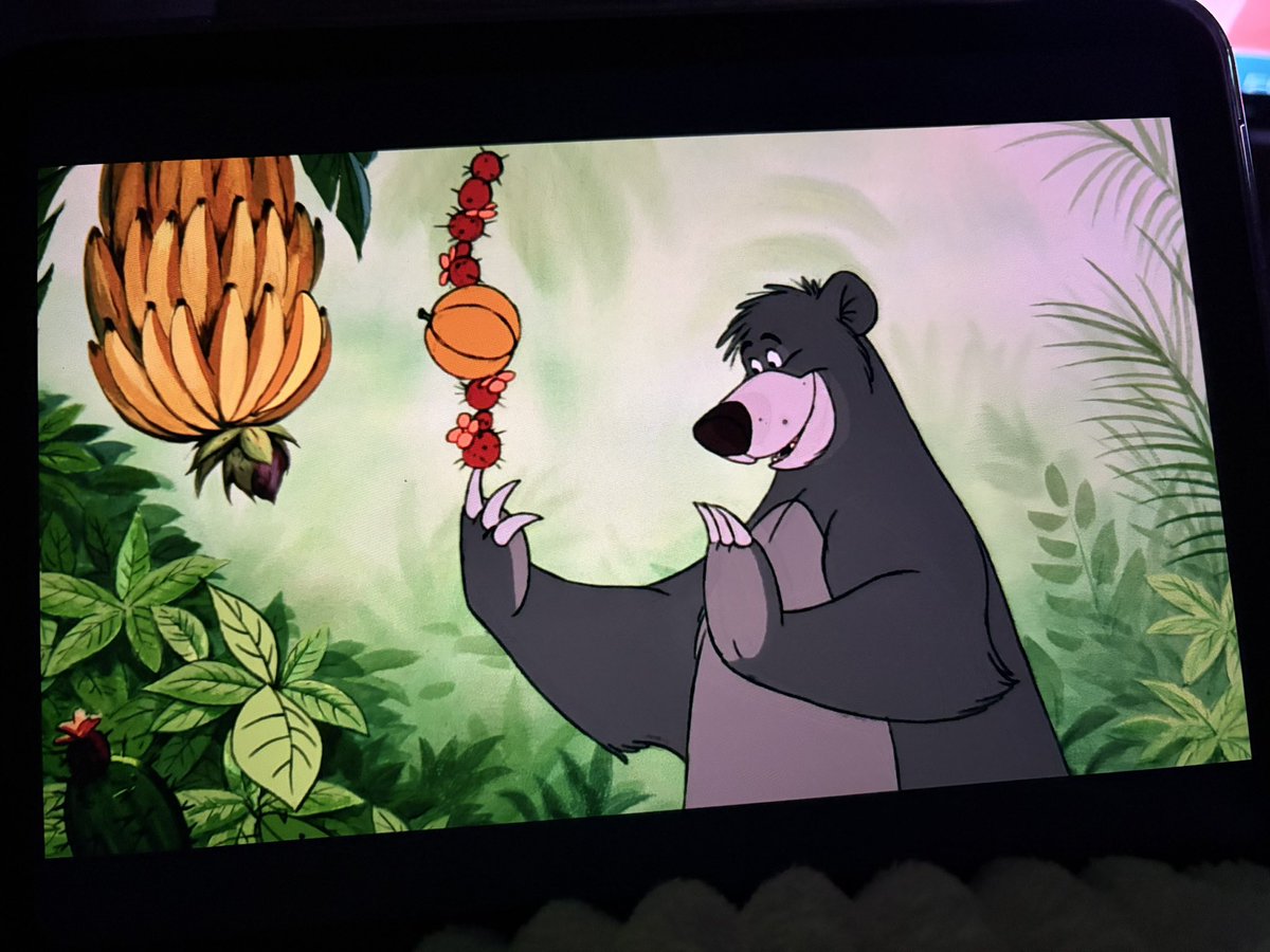 HeartInPixel's tweet photo. 🐆🐻 Petite soirée nostalgie avec Le Livre de la Jungle sur grand écran ce soir. Bagheera, Baloo, Mowgli... cette animation n'a pas pris une ride. Baloo reste le meilleur pote fictif, aucun débat possible. 🍌🌿

#LivreDeLaJungle #TheJungleBook #Disney #DisneyClassics #Baloo #Mowgli #Nostalgie