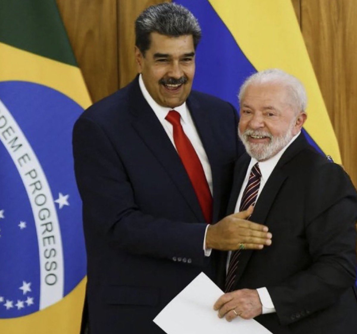 lucaspavanato's tweet photo. @folha Quem é amigo do Maduro é o Lula, Folha. https://t.co/fSVrLWLqyB