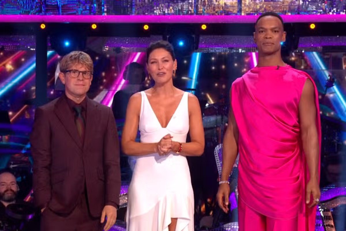 TJScaverton's tweet photo. I am sorry to criticize people and their ability in their job - but Josh and Johannes are not natural presenters, unfortunately. The inexperience leaves them falling flat on such a major bbc show. They're amateur beside Emma, a professional experienced TV host for years.#Strictly https://t.co/a3F4FdEXlo