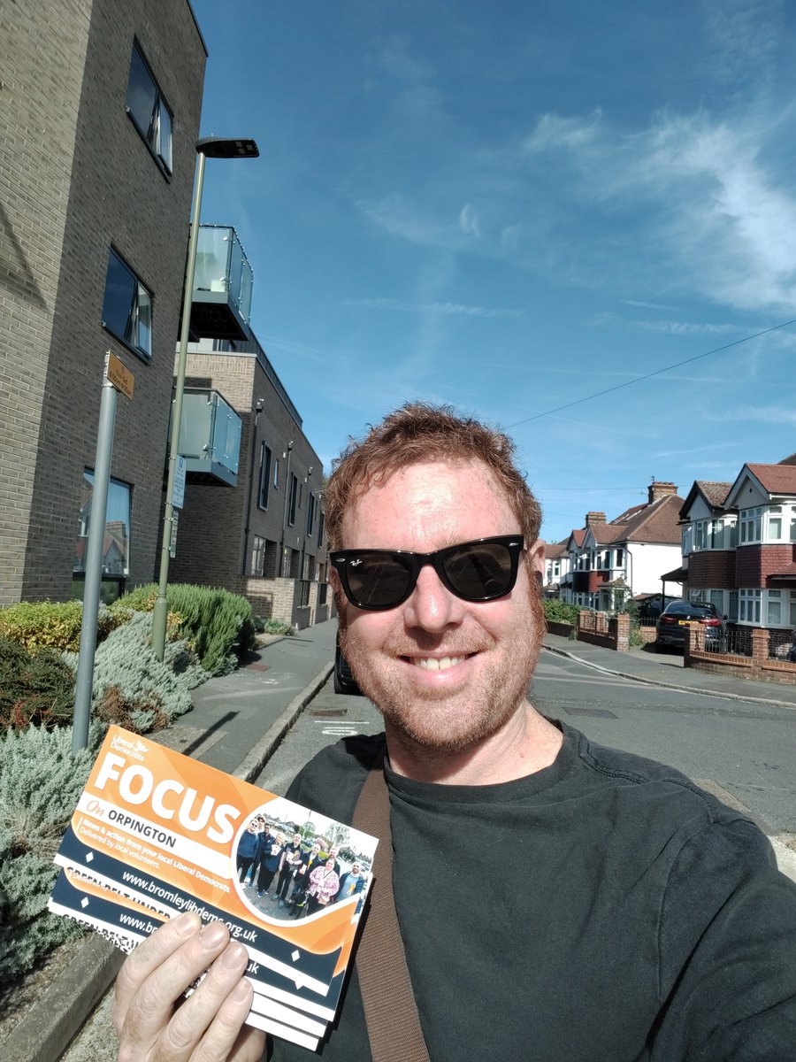 graeme_l_casey's tweet photo. Nice weather to be out and about spreading the good word in #Orpington. #VoteLibDem. https://t.co/FFpmEsihQx