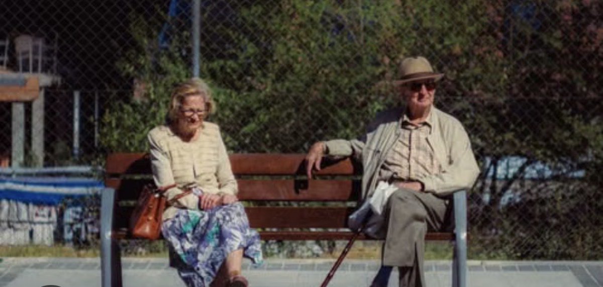 Leisatusexologa's tweet photo. Estoy en una boda de sábado  y  después del clásico discurso de:  “El amor todo lo puede, todo lo soporta,  todo lo supera”, dice el cura: 

“Cuando uno ve parejas celebrando los 25 o 50 años de matrimonio, sabe que el amor eterno existe” 

Y mientras tanto yo, desde lo que he vivido y visto en mi profesión pienso: 

Que sobrevalorado está el tiempo largo de la vida en pareja. 
Cuantas parejas de viejitos son aplaudidas únicamente por el “aguante” que llevan juntos. 
Pero la realidad es que esos viejitos que van caminando posiblemente no hayan sido felices sino “resignados”

Las parejas que llevan muchos años juntas no necesariamente son sinónimo de amor, muchos apenas si se tienen aprecio, de hecho, algunos apenas si se soportan. 

Viven juntos por guardar las apariencias sociales, o por la pereza que da desacomodarse de una estabilidad o por qué hay dependencia económica y en una eventual separación ella quedaría desprotegida  o por qué él depende domésticamente de ella al menos para que llame a la ambulancia si se cae entre la ducha

❤️ Queridas personas el objetivo no es un largo tiempo juntos, el objetivo es cuidar la relación, tener acuerdos claros y revisados periódicamente. Cuidar el contacto tierno, la forma de hablarse, sentirse afortunados porque el otro es lo máximo, lo más más!!  
Aprender a tener conversaciones difíciles sin evadir responsabilidades 

Esos si son elementos que hacen parte de la realidad de una convivencia en pareja, lo demás es mitología y fantasía