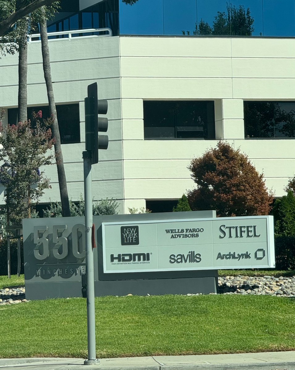 rounak's tweet photo. I’m leaving my role as a Senior Cable Engineer at USB Inc. to join HDMI. I’ve always wanted to work somewhere I could see the output of my work. https://t.co/50uny7RvEQ