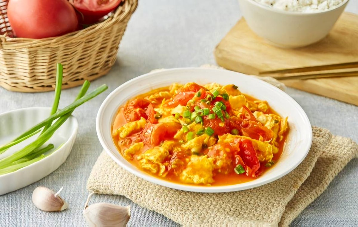 KandisFriscy's tweet photo. Crazy simple 15-min tomato egg stir-fry—garlic, a pinch of sugar, and super fresh eggs make the most comforting weekday bite! https://t.co/b8AcYt599c
