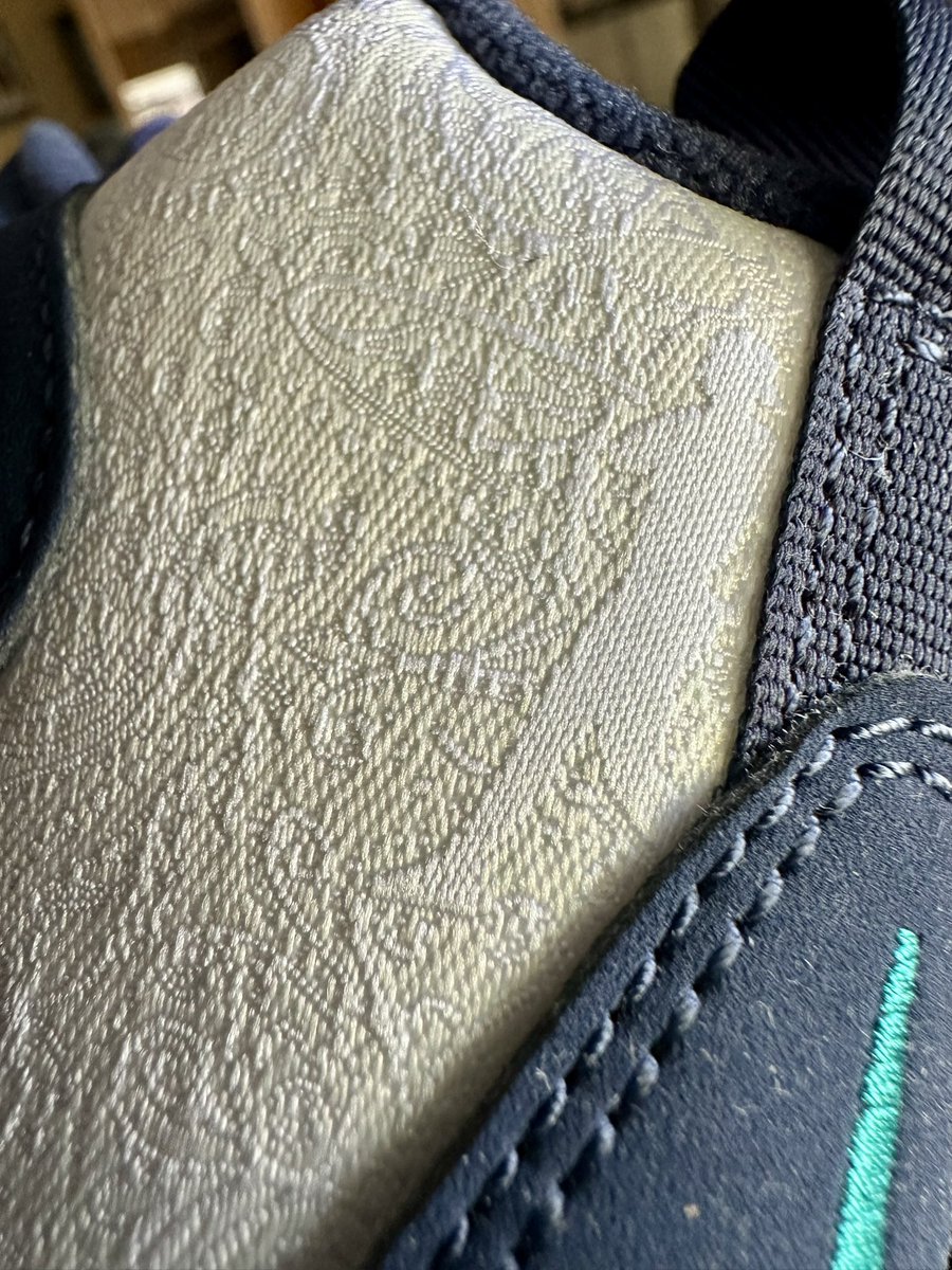 DJKingJam's tweet photo. Hold up one second!!!
I didn’t realize these had embroidered details on them 🤯🤩🤩🤩
@Nike did their thing with these! 😮💨🔥
#Griffey #Swingman https://t.co/eh2ANaBo5b