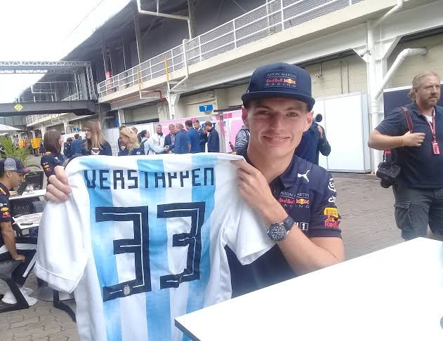 MaxArgento33's tweet photo. 🇦🇷 Siempre es buen momento para recordar a Max Verstappen con la remera de Argentina. https://t.co/fm67skmMrg