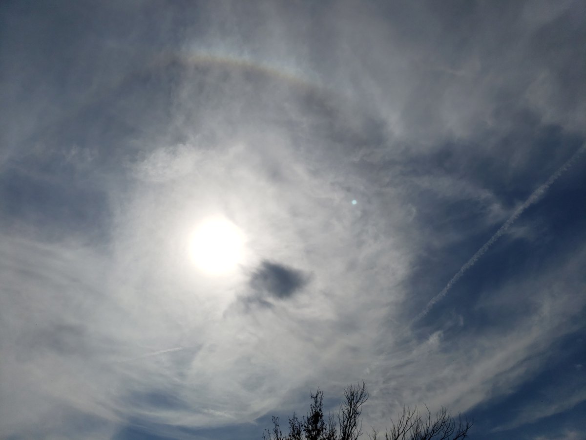GorfLlub71's tweet photo. For the past 4 days and nights it has been constant spraying! #chemtrails #weathermod #contrails #geoenginering #modification #weather #chemicals #chemtrail #spraying #pollution #populationcontrol #poison https://t.co/5nOsfXWCa7