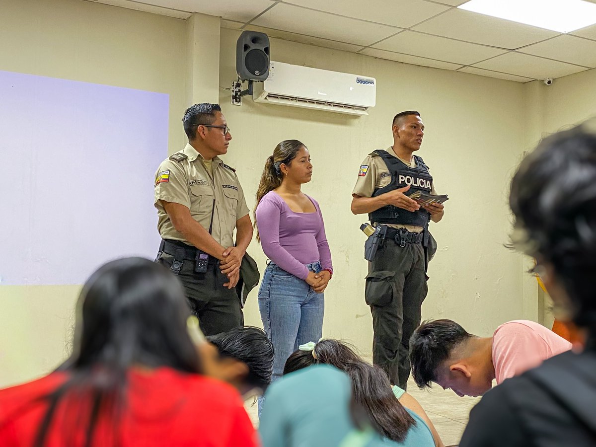 gobersantaelena's tweet photo. 🛡️ #Colonche | A través de la Tenencia Política, en coordinación con la Policía Nacional, capacitamos a 120 jóvenes en acción de la SNGR y MIT sobre seguridad y prevención, fortaleciendo sus conocimientos con material informativo.

#ElGobiernoATuLado https://t.co/idNkUK9kNY