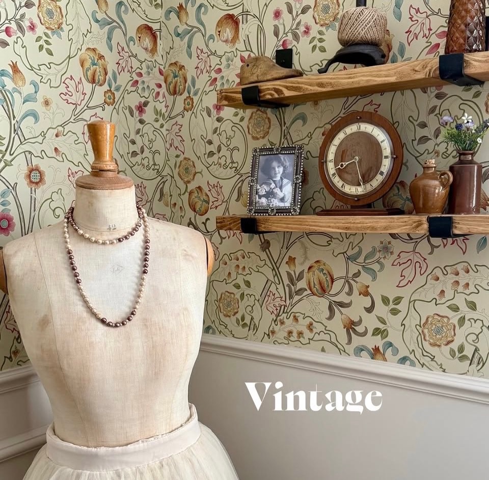 noahjohnsonmgu7's tweet photo. ✨ WELCOME TO THE FAFFULOUS FAMILY ✨

We’re delighted to introduce our newest permanent host, Tracy! 🤎🏡

Tracy lives in a beautiful Cotswolds village with Mr M and their Westie, Barney. She loves blending vintage charm, neutral tones and https://t.co/wYQHEYCnOy