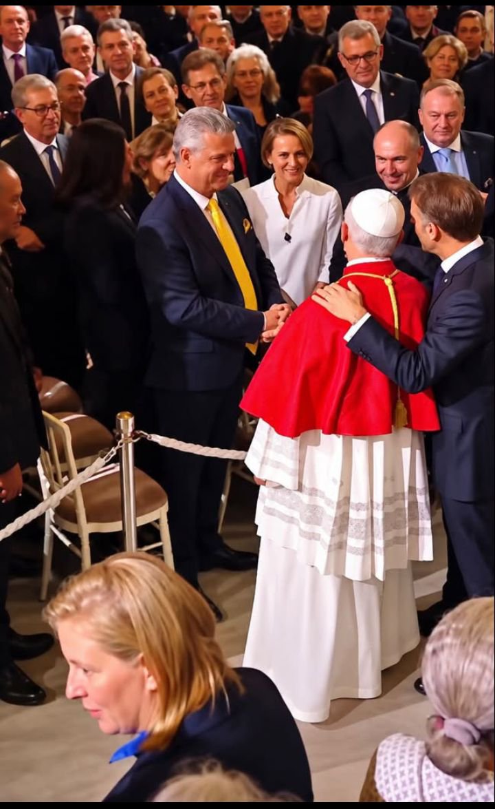 NellNell2A's tweet photo. Macron, celui qui tutoyait François, pose déjà la main sur l’épaule de Léon XIV. Aucun respect, juste la continuité : le pape change, la familiarité reste.🙂 https://t.co/3KkZh38qAn