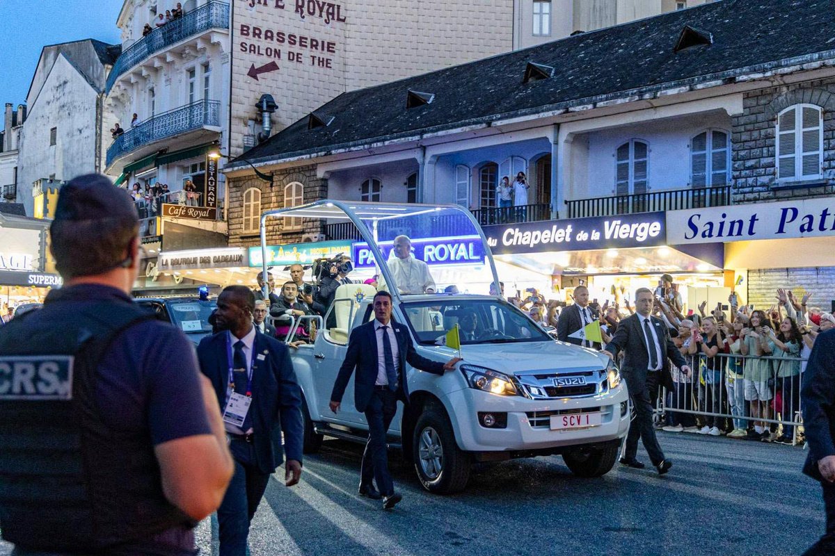 PoliceNationale's tweet photo. À ses côtés, à vos côtés
#PapeEnFrance https://t.co/4TXKH8f2E5