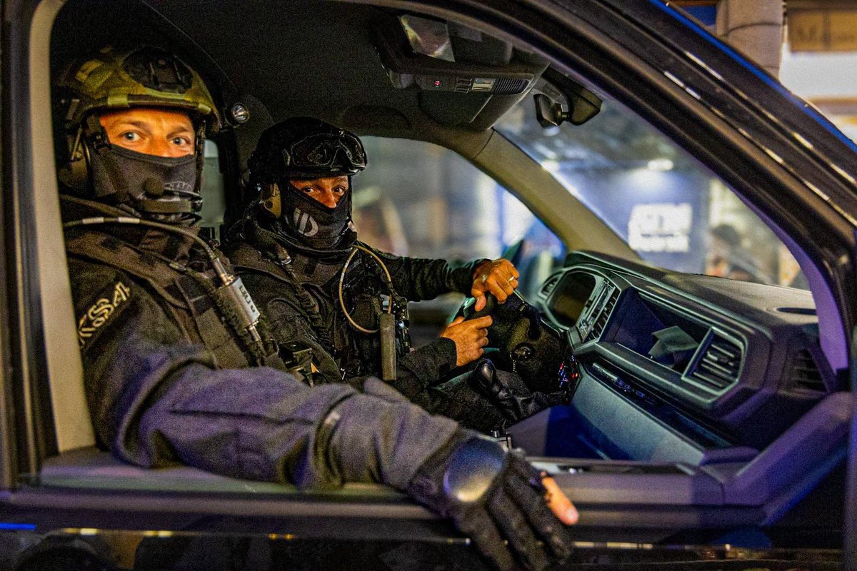 PoliceNationale's tweet photo. À ses côtés, à vos côtés
#PapeEnFrance https://t.co/4TXKH8f2E5