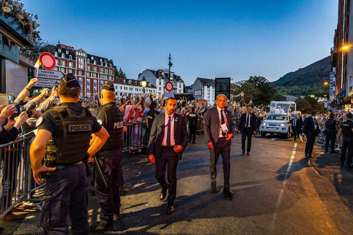 PoliceNationale's tweet photo. À ses côtés, à vos côtés
#PapeEnFrance https://t.co/4TXKH8f2E5