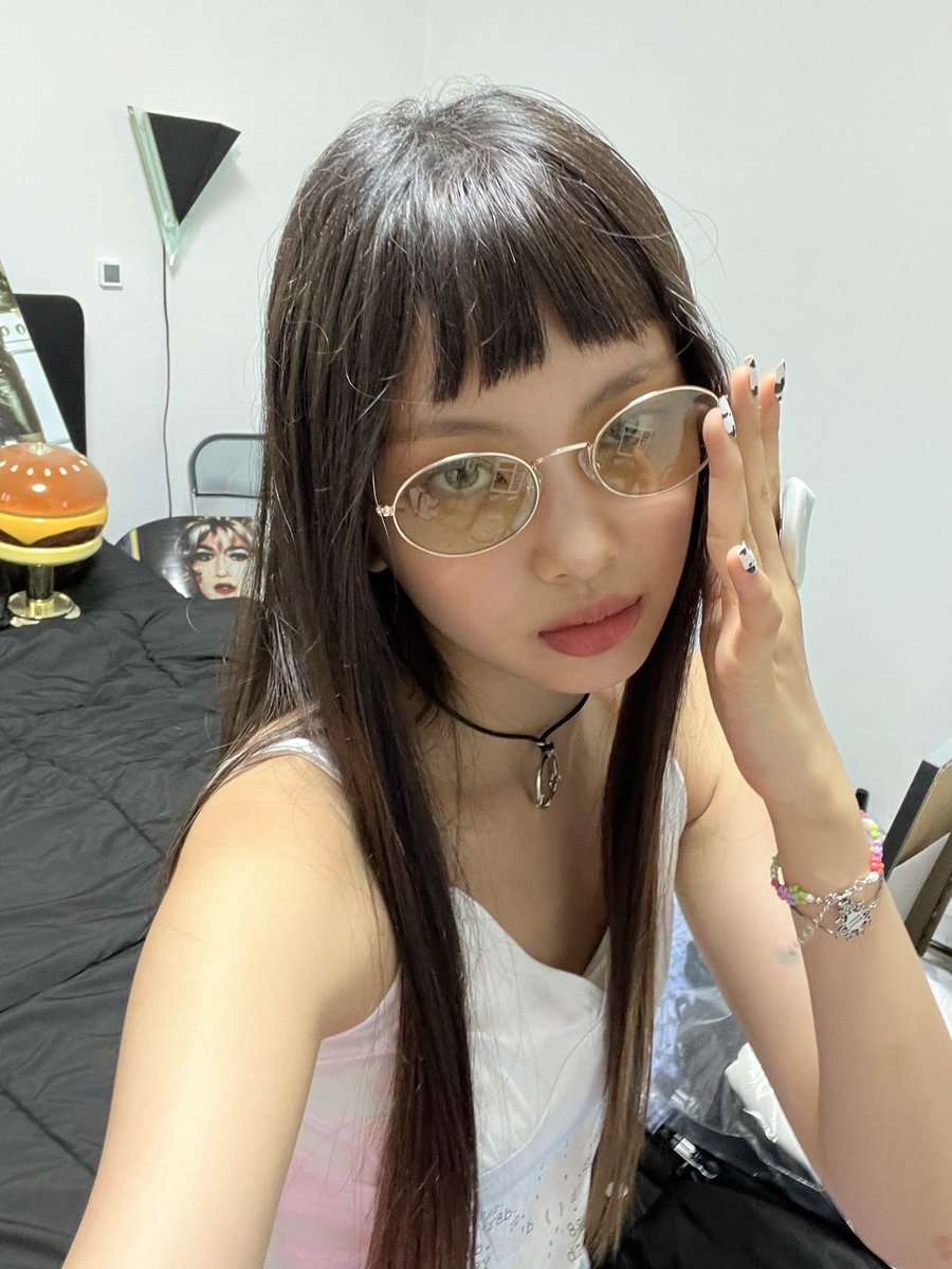 haewoonz's tweet photo. i can’t believe she invented having bangs https://t.co/tCoVfUXjxd