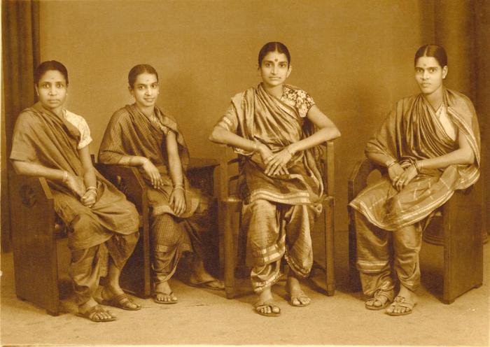 LalitAditya1212's tweet photo. Madisar, the traditional Iyer style of saree (nine yards) https://t.co/9ytQA8YP1c
