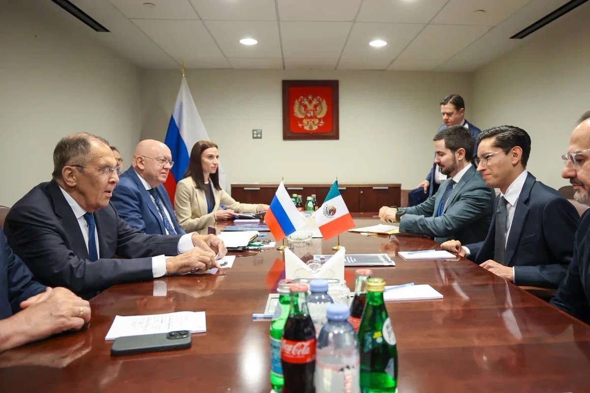 azucenau's tweet photo. 🇲🇽🇷🇺El canciller mexicano Roberto Velasco se reunió con su homólogo ruso Serguéi Lavrov al margen de la 81 Asamblea General de la ONU.
Durante el encuentro, ambas partes expresaron su voluntad de mantener el diálogo bilateral y abordaron temas clave de la agenda internacional. https://t.co/kCe3J4GpFG