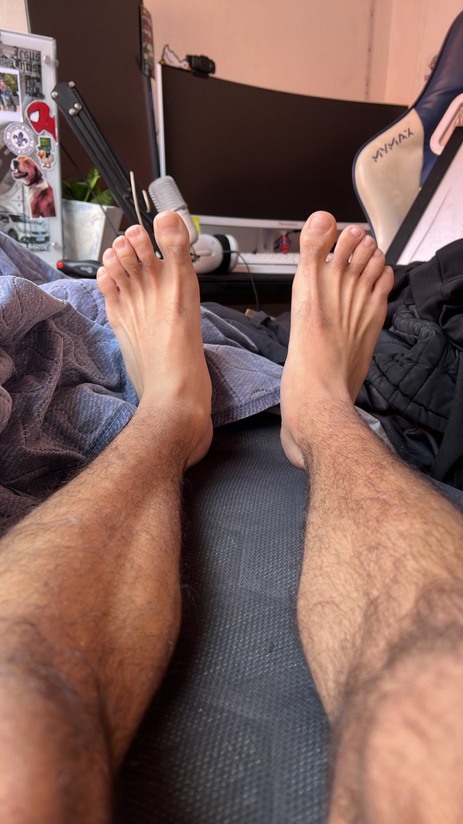 dom_caval0's tweet photo. Quero alguém nos meus pés 😔🔥 https://t.co/0xBb3CYTup