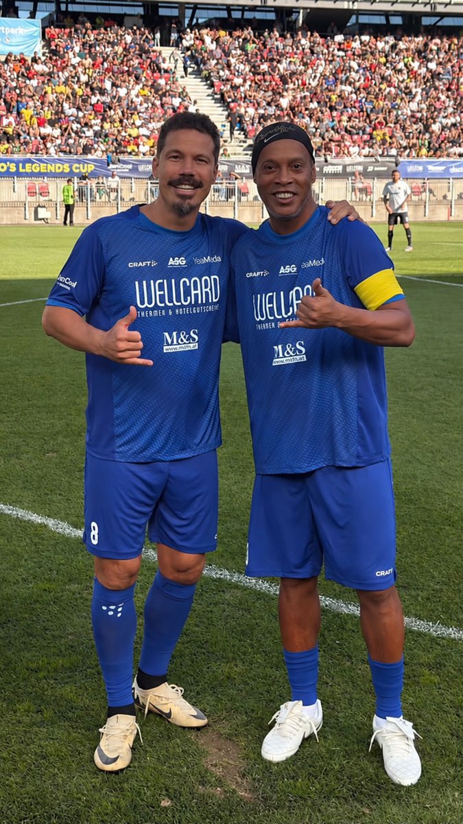 hernanes's tweet photo. 🤙 @10Ronaldinho https://t.co/D09lQQLOC7