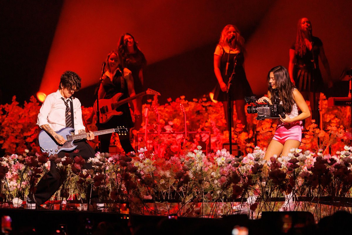 oliviarodrigo4k's tweet photo. [HQ] Olivia Rodrigo performs during "The Unraveled Tour" at People's Bank Arena / by Christopher Polk https://t.co/2x8iyevh4L