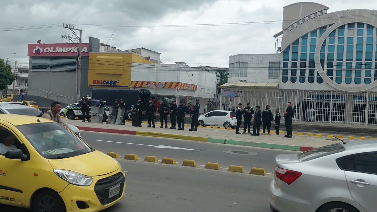 alcaldiabquilla's tweet photo. Con nuestro 'Plan Lluvias' nos articulamos con la @PoliciaBquilla para mantener presencia en puntos priorizados y así evitar hechos de conflictividad. 

Además, fomentamos espacios para que los jóvenes realicen actividades de sana convivencia. https://t.co/DR1oVFqxVa