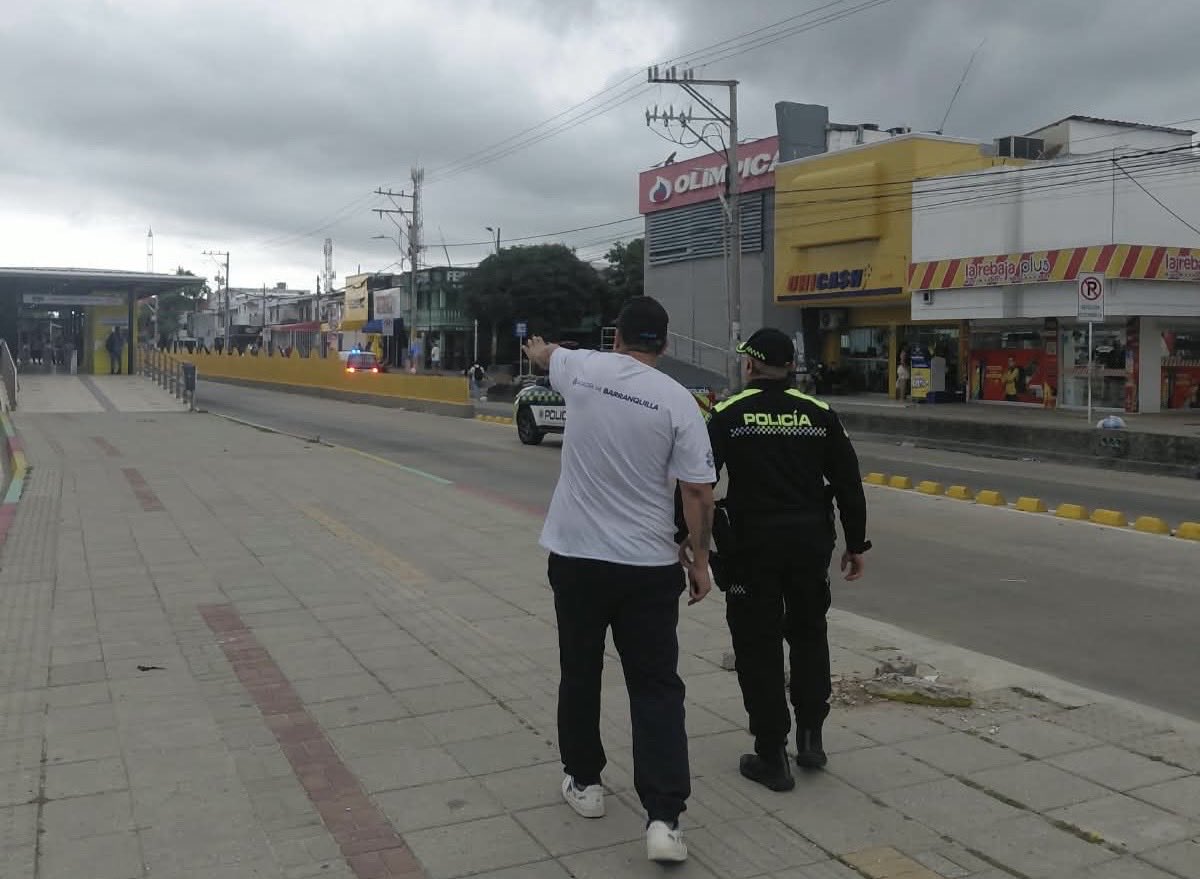 alcaldiabquilla's tweet photo. Con nuestro 'Plan Lluvias' nos articulamos con la @PoliciaBquilla para mantener presencia en puntos priorizados y así evitar hechos de conflictividad. 

Además, fomentamos espacios para que los jóvenes realicen actividades de sana convivencia. https://t.co/DR1oVFqxVa
