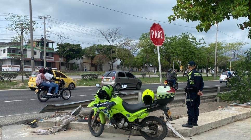 alcaldiabquilla's tweet photo. Con nuestro 'Plan Lluvias' nos articulamos con la @PoliciaBquilla para mantener presencia en puntos priorizados y así evitar hechos de conflictividad. 

Además, fomentamos espacios para que los jóvenes realicen actividades de sana convivencia. https://t.co/DR1oVFqxVa