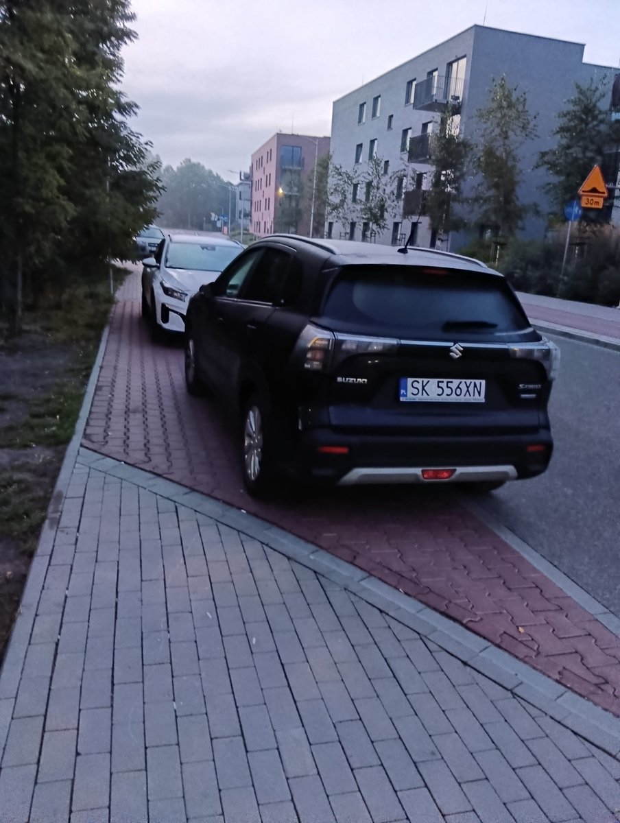devilmemuser's tweet photo. Denerwuje mnie to że żeby przejść muszę zejść na drogę @PolskaPolicja parkowanie tu jest chyba karalne
Bawcie się dobrze https://t.co/an7Ci6QUf8