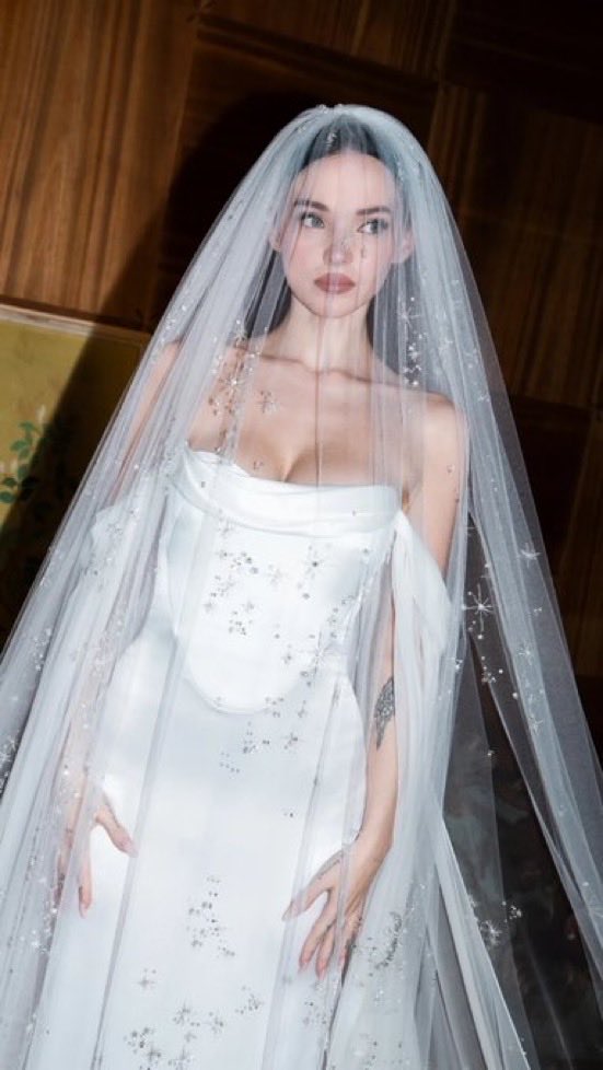 Indie5051's tweet photo. Dove Cameron con  su vestido de novia “Celestial” de Valentino, en Roma. https://t.co/JQLCJZ9ZWu