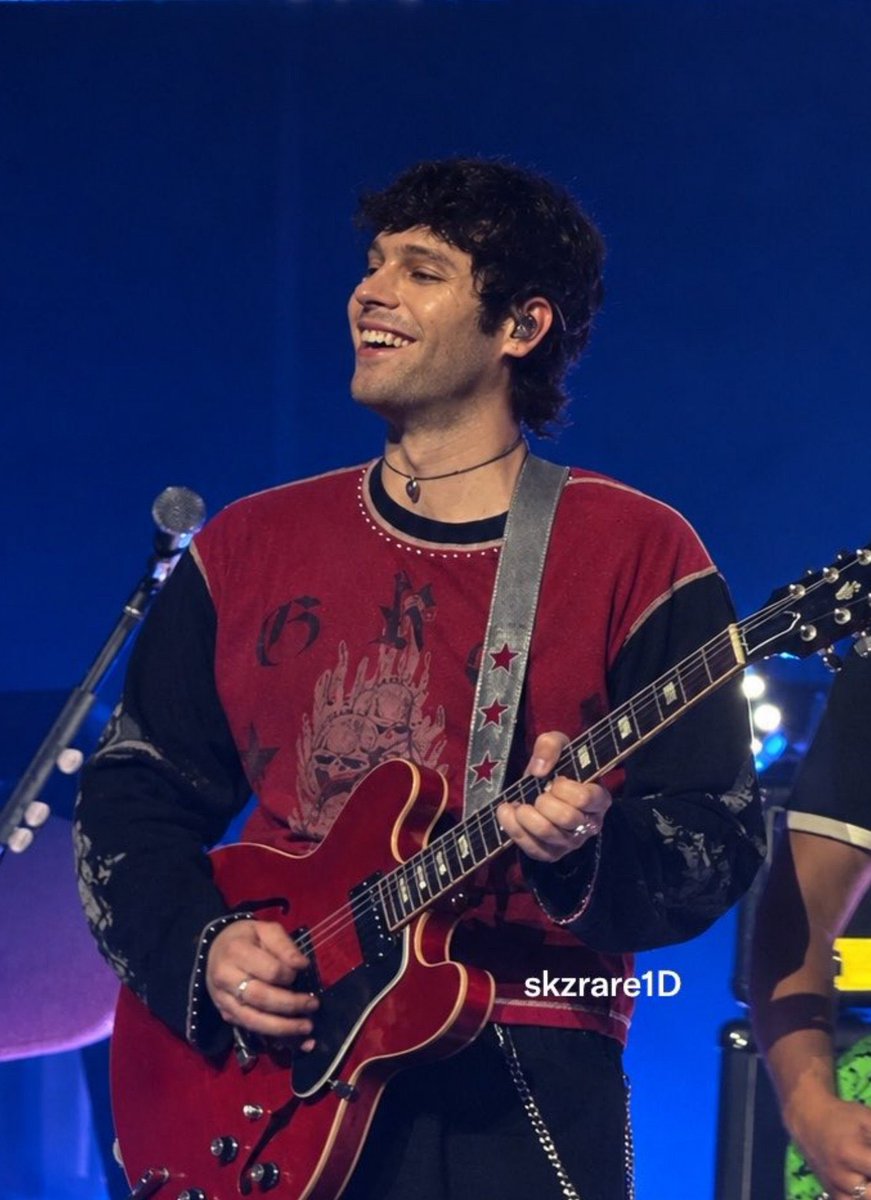 lollapawinnah's tweet photo. THE SMILE?? THE HAIR?? THE SHIRT?? HIS PERFECT NOSE?? FACE CARD???????? https://t.co/RjyFUQMoe8