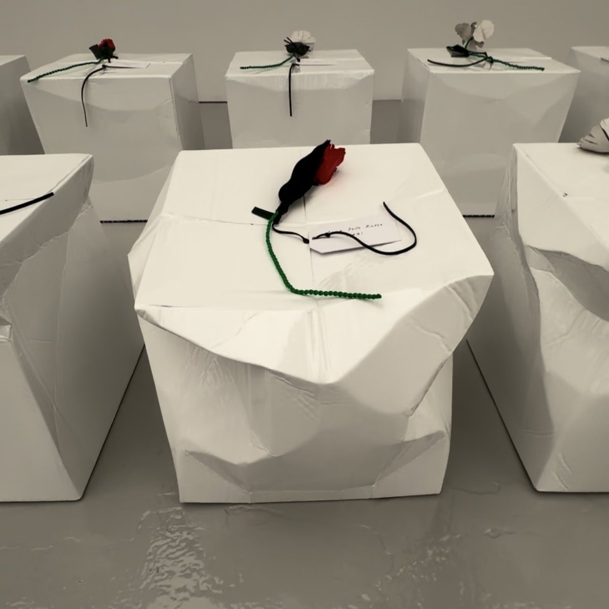 lyasssssss's tweet photo. tHe guests at Bottega sat on cardboard boxes made rigid with resin. bUt all of them had a different shape. Because the designer hugged each box with a different intensity depending on the affection he has for the guest. Genius and poetic. A physical representation of his embrace https://t.co/bsrJ2FlFZc