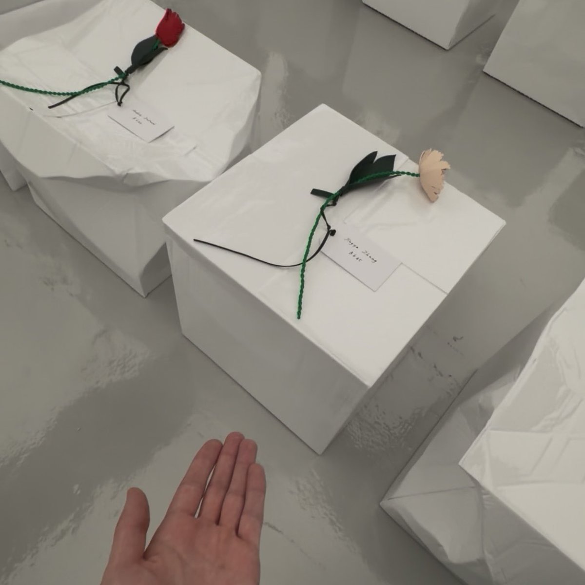 lyasssssss's tweet photo. tHe guests at Bottega sat on cardboard boxes made rigid with resin. bUt all of them had a different shape. Because the designer hugged each box with a different intensity depending on the affection he has for the guest. Genius and poetic. A physical representation of his embrace https://t.co/bsrJ2FlFZc