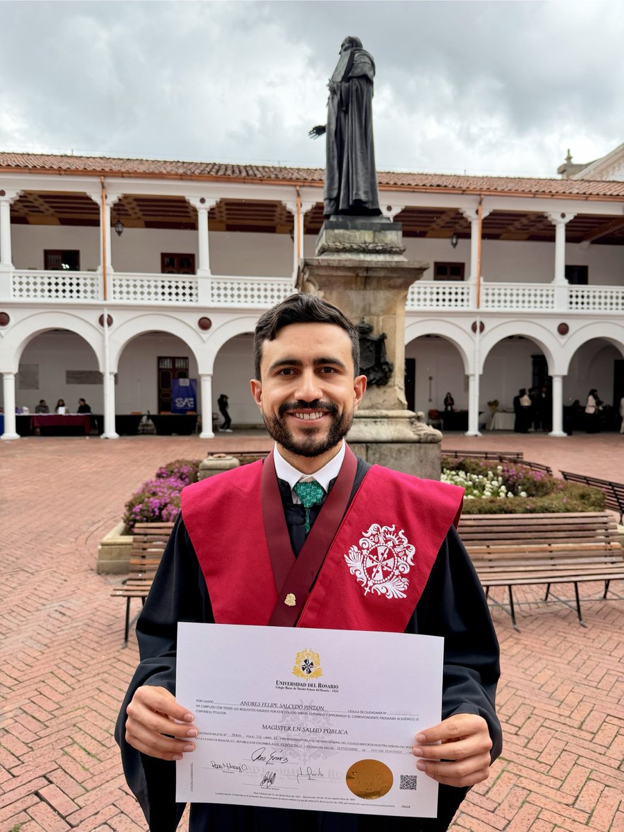 andresfsalcedop's tweet photo. Magíster en Salud Pública @urosario 🎓❤️

Gracias a mi familia, que ha sido la base de cada sueño que he decidido emprender y que siempre ha estado ahí para mí.

Muy feliz de graduarme en el lugar que me vio crecer y de cerrar una etapa que, más que darme un título, reafirma para qué quiero trabajar.

Porque la salud pública no empieza cuando entramos a un hospital. También está en el aire que respiramos, en cuánto nos demoramos llegando al trabajo, en si nuestros barrios tienen parques y espacios seguros, en poder comprar alimentos saludables y en que una enfermedad no termine convirtiéndose en una tragedia económica para una familia.

Y, por supuesto, también está en que cuando necesitemos atención podamos encontrarla y en que quienes nos cuidan todos los días tengan condiciones laborales dignas.

Quiero seguir trabajando por ciudades que cuiden a su gente, por un país donde vivir bien no sea un privilegio y también dar la pelea contra la desinformación y contra quienes pretenden poner sus intereses o prejuicios por encima de la evidencia científica.

Porque cuando se toman decisiones sobre la salud de millones de personas, la ciencia importa.

Hablar de salud pública es hablar de la vida cotidiana. 🇨🇴

¡Salud pública para la gente!