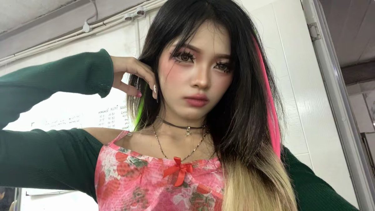 iIunabarra's tweet photo. kompilasi make up SYUM by lili rong minggu ini 🤤 https://t.co/y7MFN9qx4r