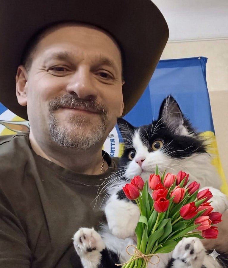 JanPKoller509's tweet photo. @MBelyj2972 He's our celebrity and mascot. A lucky & pampered boy.
Yuri loves cats also.
He has a younger boy, Archie, (black and white.)
We have to make jokes that we, in Team Yuri, are
#NotaCult ๐คฃ
But we sure do have lots of cat lovers๐ธ https://t.co/jgzyQEiHxV