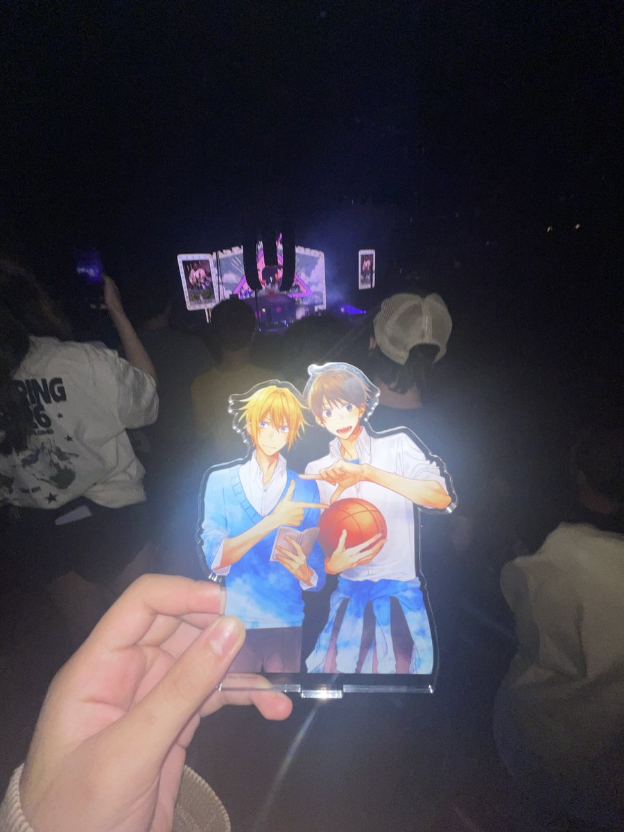 jiaxinggi's tweet photo. Sorry haven’t posted in a while…
But I took hrkg to the weezer concert, everyone shout hooray. 🔥🔥

#HtK #HiranoToKagiura https://t.co/OkOHpNXyh1