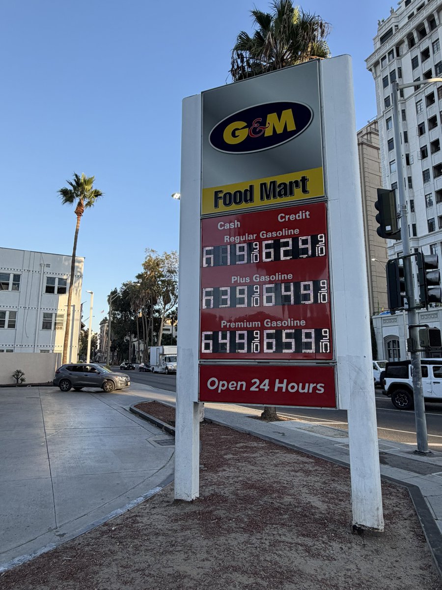 WallStreetApes's tweet photo. This is your sign to stop voting Democrat

This isn’t a Shell or Chevron, this is one of the cheapest gas station chains in California

The price is still $6.19 for cash for regular and $6.29 for credit card. This is nearly $2 above the national averaged in Republican states https://t.co/1wqNm2DB08