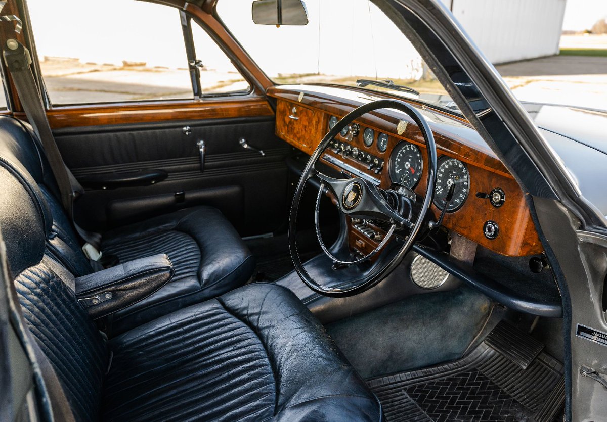 UltimativCars's tweet photo. (Background knowledge)
The (original) #Jaguar #SType (1963-68) was not the official successor of the Mk 2, but went pretty close.
Officially built solely as 4d-sedan in 24.993 units, #Frua once made a #Coupé in '66, that might have been forgotten by now. https://t.co/pbBLileZmk