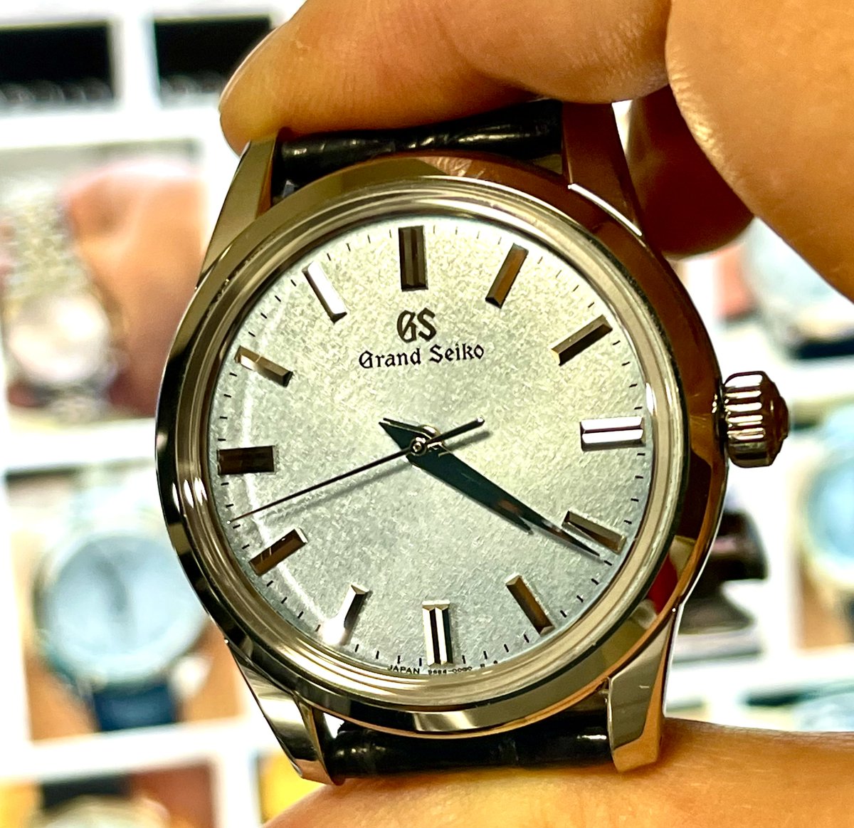 jLLbcg69's tweet photo. Good morning, watch lovers.

Up way too early for a Sunday, getting a head start on the day.

Looks like rain all day, so no going too far.
Which naturally means… the watch shop? 

I mean, what choice do I have?

Wishing you all a wonderful day! https://t.co/5L1MFvXGMU