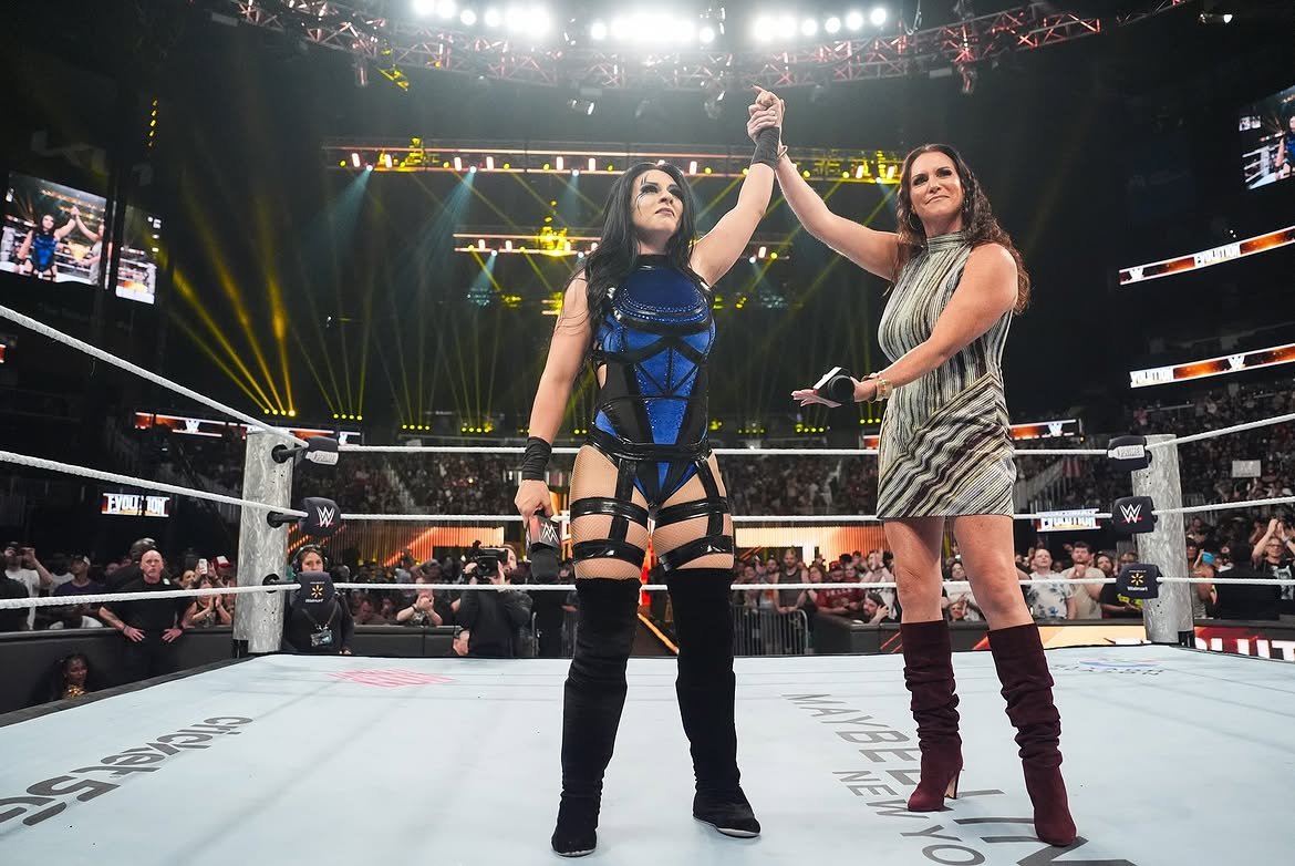Dianita2928's tweet photo. After such an iconic, historic feat in Chile (I clearly can't get over it), I think it's the perfect time for HOF Stephanie to bring world champ Stephanie to tell herstory #whatsyourstory (and so she can tell her in person how impressive she is ๐) https://t.co/seoAiwfPHW