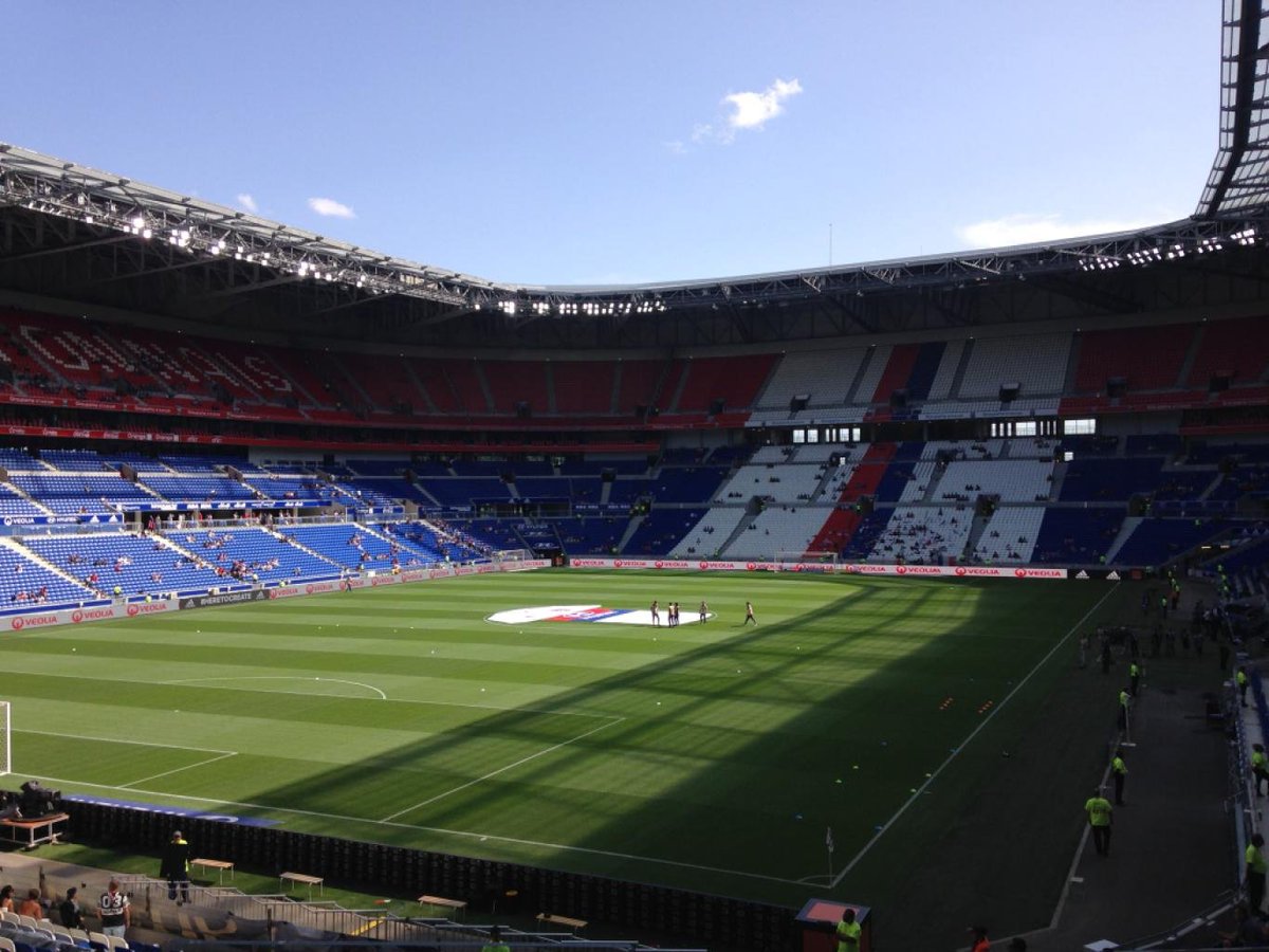 JJquiraque's tweet photo. On nous a vendu deux agressions racistes autour d'OL-Le Havre. Des ultras. Des insultes. Un lycéen massacré au hasard en rentrant du futsal. Une élue et son compagnon tabassés parce qu'ils sont arabes. L'OL a condamné dans la journée. SOS Racisme a parlé de saluts nazis et de cris de singe. Des élus ont parlé de terreur fasciste. Le premier communiqué a fait le tour de la France avant le dossier.

Le 29 août, après le match contre Le Havre, Meriem Bouchedda, élue d'opposition à Rillieux-la-Pape, raconte une agression à caractère raciste aux abords du Groupama Stadium. Insultes. Coups. Quinze jours d'ITT de chaque côté. Le club ouvre une enquête interne et promet de se constituer partie civile. La machine tourne.

Trois semaines plus tard, le parquet de Lyon renvoie deux hommes devant le tribunal correctionnel pour violences en réunion suivies d'incapacité. Pas pour racisme. Aucune circonstance aggravante de ce type n'est retenue. Les deux mis en cause sont d'origine algérienne, comme le couple qu'ils sont accusés d'avoir frappé. L'un s'appelle Amir, 33 ans, déjà connu de la justice. Le procès est fixé au 18 février 2027. Les Bad Gones, accusés par ricochet d'abriter des fachos, demandent des excuses publiques. Ils peuvent s'asseoir.

L'autre affaire de la même soirée change aussi de visage. Le lycéen de 17 ans au nez et à la mâchoire cassés, 30 jours d'ITT, avait été présenté comme un gamin étranger au stade, sorti du futsal, attaqué par une meute cagoulée qui criait "nègres, bougnoules, on va vous tuer".
Les images et les témoignages racontent autre chose : il aurait été vu auparavant dans un rassemblement d'Atypik Lyonnais, groupe ultra qui se revendique cosmopolite et antifasciste. Une bagarre de tribunes, pas une chasse au passant.

On connaît le schéma. D'abord le récit qui arrange. Ensuite les faits qui gênent. Entre les deux, le temps de casser du supporter français, du virage, du "climat". Personne ne revient à l'antenne pour dire qu'on s'est trompé de coupables et de mobile. Le racisme existe. Le mensonge utile aussi. Et le second sert trop souvent à masquer le premier quand il ne tombe pas du bon côté.

Moi, salarié du privé, je paie le stade, les CRS, le club, les associations qui donnent des leçons et le journaliste qui écrit "agression raciste" avant d'ouvrir le dossier. On nous demande de croire le communiqué. On nous demande rarement de relire le réquisitoire.

Vous attendez encore les excuses, ou vous avez compris le numéro ?