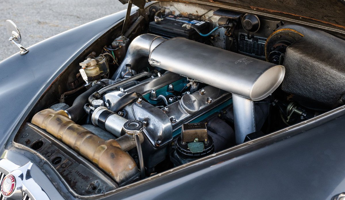 UltimativCars's tweet photo. (Background knowledge)
The (original) #Jaguar #SType (1963-68) was not the official successor of the Mk 2, but went pretty close.
Officially built solely as 4d-sedan in 24.993 units, #Frua once made a #Coupé in '66, that might have been forgotten by now. https://t.co/pbBLileZmk